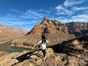 グランドキャニオンを眺める戸川みゆき